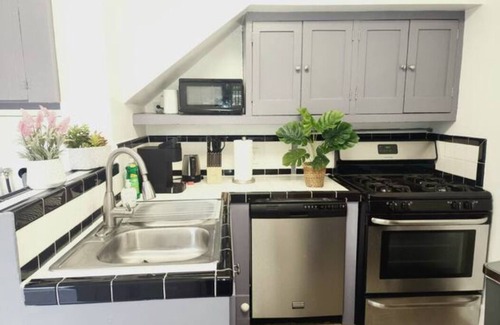 Alhambra Apartamento | SP18 Prime location LUXE 2Bedroom / 1Bath Apartment kingsize bed!