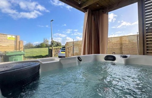Mirfield Casa | Spa Garden Cottage - Upper Hopton