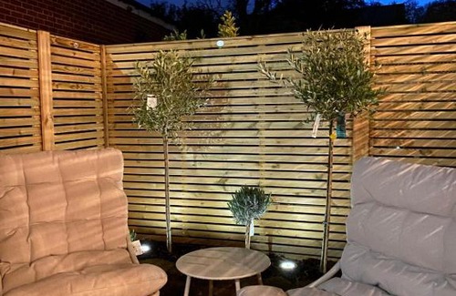Mirfield Casa | Spa Garden Cottage - Upper Hopton