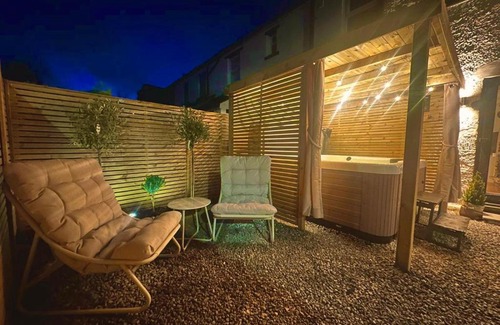 Mirfield Casa | Spa Garden Cottage - Upper Hopton