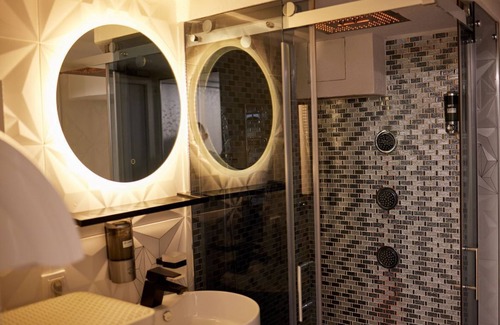Novi Sad Apartamento | Spa Lux Diamond with Jacuzzi and private parking