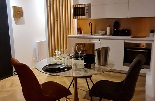 Macon Apartamento | Spa, sauna, tropical rain sky and complimentary bottle, romantic night