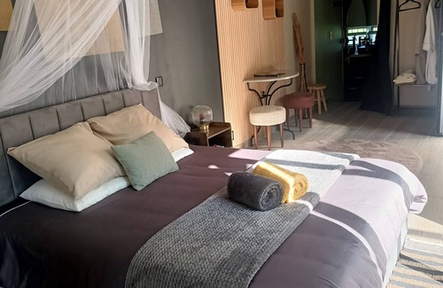 Pouzy-Mesangy Cama Y Desayuno | Spa suite in the Bourbonnais countryside