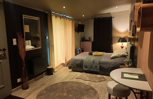 Pouzy-Mesangy Cama Y Desayuno | Spa suite in the Bourbonnais countryside