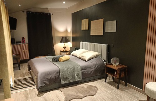 Pouzy-Mesangy Cama Y Desayuno | Spa suite in the Bourbonnais countryside