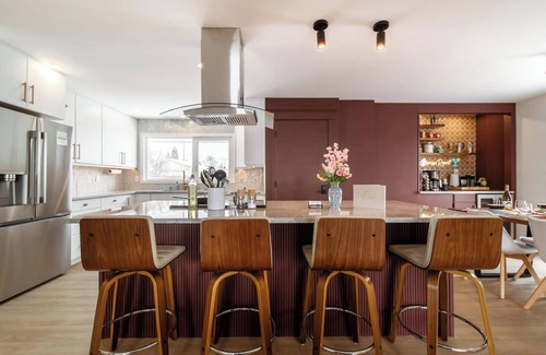 Edmonton Casa | Spa vibes, game room fun, and two decks. Just minutes from Whyte Ave & Downtown.