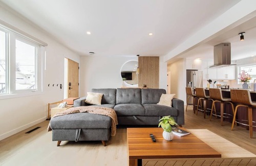 Edmonton Casa | Spa vibes, game room fun, and two decks. Just minutes from Whyte Ave & Downtown.