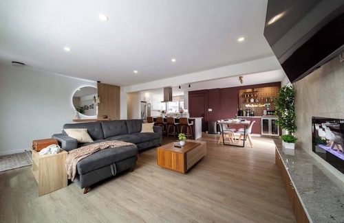 Edmonton Casa | Spa vibes, game room fun, and two decks. Just minutes from Whyte Ave & Downtown.