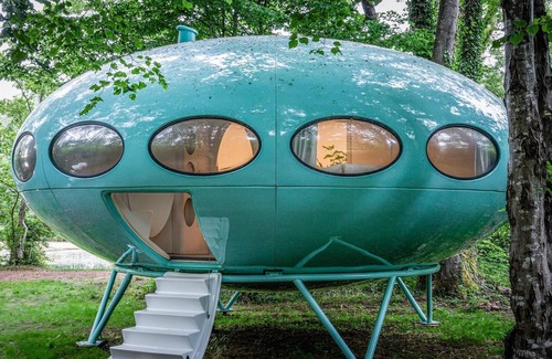 Nunney Casa | Space Age Living - Futuro House at Marston Park