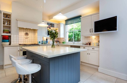 St. Helen's Casa | Elegante 5BR con hermoso jardín en Notting Hill, minutos de Portobello Road, por Veeve