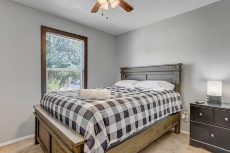 Southeast Colorado Springs Apartamento | Space Base Near Airport BBQ Game Room