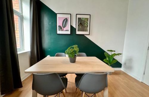 Plasnewydd Apartamento | Space for groups, 10 mins from Queen St!
