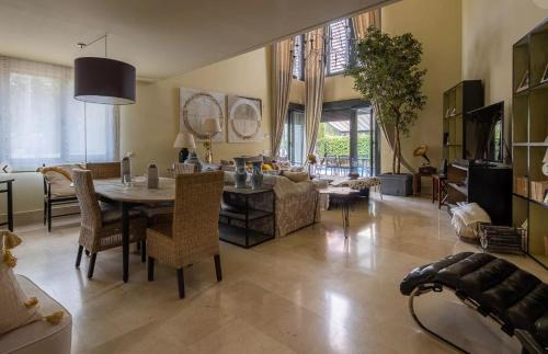 Peña Grande Casa | SPACE IN THE VILLA WITH POLL NEAR GOLF IN Madrid