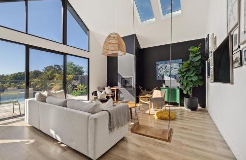 Dunsborough Casa | Space+Light lounge by pool walk to town beach