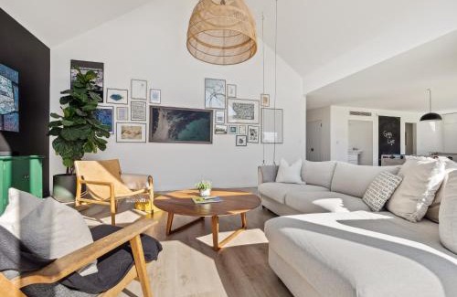 Dunsborough Casa | Space+Light lounge by pool walk to town beach