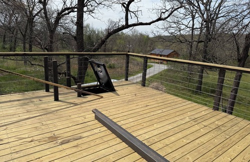 West Siloam Springs Cabina | Spaceship Cabin with rooftop deck.