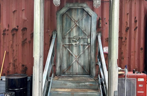 West Siloam Springs Cabina | Spaceship Cabin with rooftop deck.