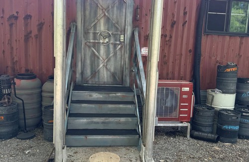 West Siloam Springs Cabina | Spaceship Cabin with rooftop deck.