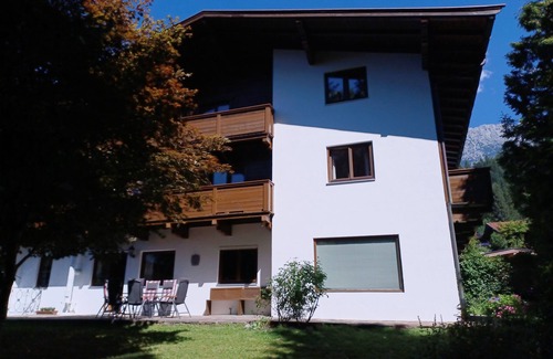Scheffau am Wilden Kaiser Apartamento | Spacious vacation apartment with fireplace + children's play corner, 10 + 2 persons