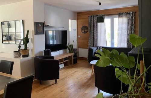 Saint-Sebastien-sur-Loire Casa | Spacious Residence With Garden And Gym