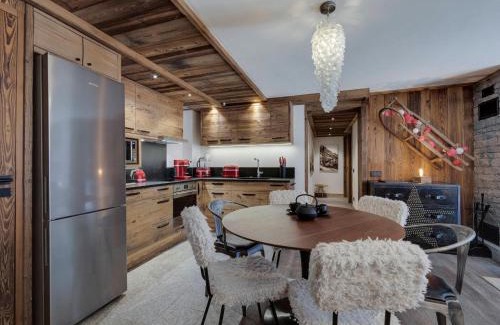 Val-d'Isere Apartamento | Spacieux 4 pièces avec cheminée, balcon et parking à Val-d'Isère - FR-1-567-67