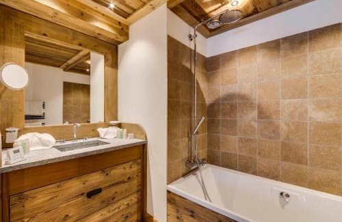 Val-d'Isere Apartamento | Spacieux 4 pièces avec cheminée, balcon et parking à Val-d'Isère - FR-1-567-67