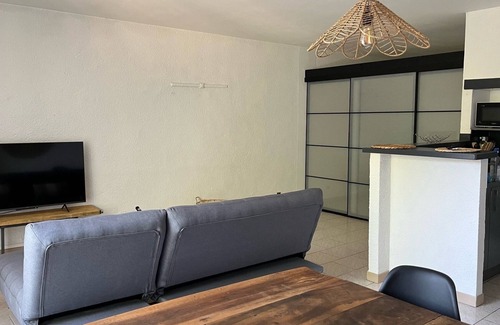 Entraigues-sur-la-Sorgue Apartamento | Spacious 2 bedrooms / closed private parking