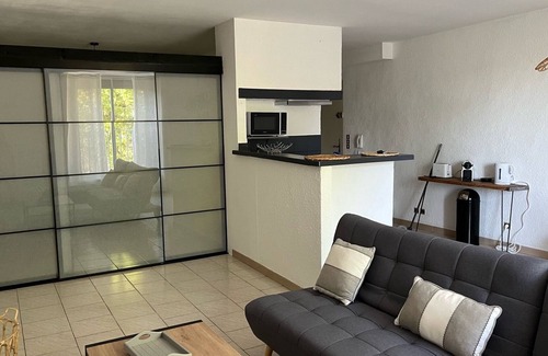 Entraigues-sur-la-Sorgue Apartamento | Spacious 2 bedrooms / closed private parking