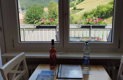Bad Peterstal-Griesbach Apartamento | Spacious and quiet 'Ferienwohnung Schwarzwaldblick' with a picturesque view