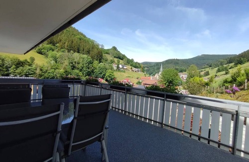 Bad Peterstal-Griesbach Apartamento | Spacious and quiet 'Ferienwohnung Schwarzwaldblick' with a picturesque view