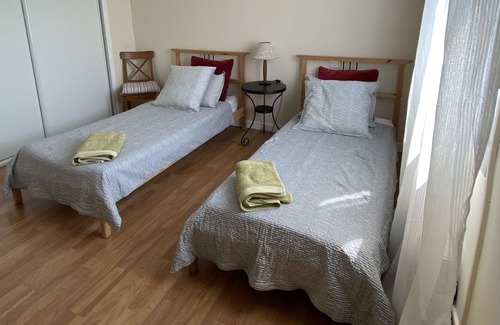Saint-Genis Villa | Espacioso, chalet pueblo bien equipado, con piscina privada - 5 km hasta la playa