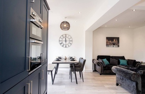 Hunts Cross Casa | Spacious 3-Bed by Beatles Attractions & Transport