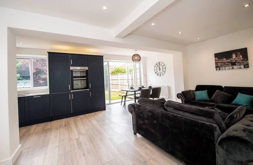 Hunts Cross Casa | Spacious 3-Bed by Beatles Attractions & Transport