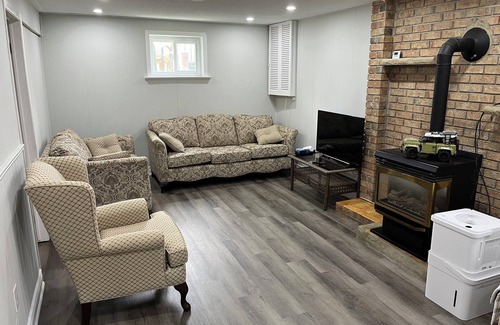 Mississauga Casa | Spacious 1+1 Bed 1 Bath house in Mississauga