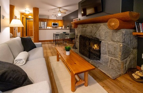Nordic Estates Casa | Spacious 1.5BR: 5 min to Village with Private Hot tub & Pool!