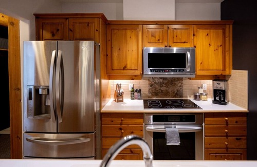 Nordic Estates Casa | Spacious 1.5BR: 5 min to Village with Private Hot tub & Pool!