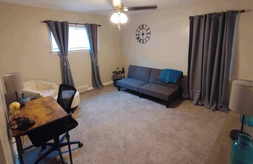 Cleveland Heights Apartamento | Spacious 1 bdrm near hospitals, Little Italy, shops, eateries.