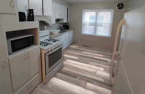 Cleveland Heights Apartamento | Spacious 1 bdrm near hospitals, Little Italy, shops, eateries.