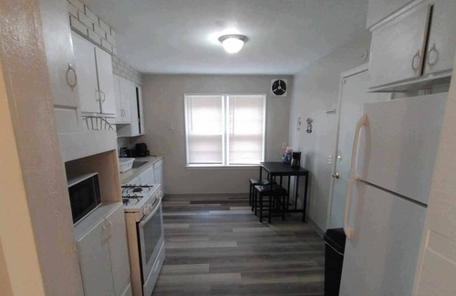 Cleveland Heights Apartamento | Spacious 1 bdrm near hospitals, Little Italy, shops, eateries.