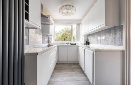 London Borough of Bromley Apartamento | Spacious 1 bed apartment with parking & balcony!