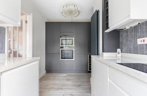 London Borough of Bromley Apartamento | Spacious 1 bed apartment with parking & balcony!