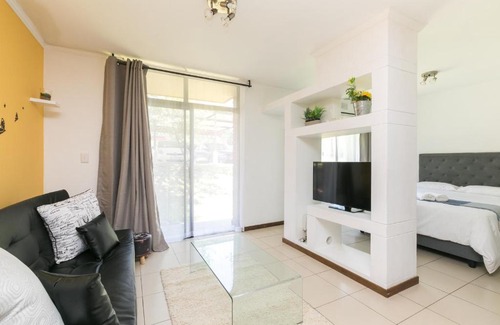 Greater Johannesburg Metropolitan Area Apartamento | Spacious 1 Bed in a secure golf estate.WIFI