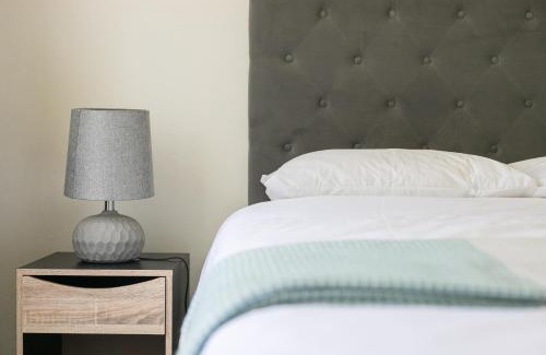 Greater Johannesburg Metropolitan Area Apartamento | Spacious 1 Bed in a secure golf estate.WIFI