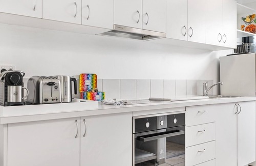 Wooloowin Apartamento | Spacious 1-Bed Unit with Outdoor Patio Dining