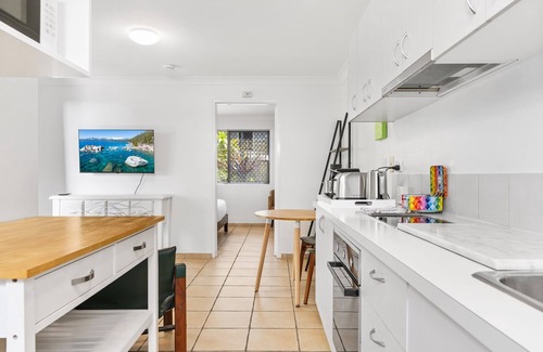 Wooloowin Apartamento | Spacious 1-Bed Unit with Outdoor Patio Dining