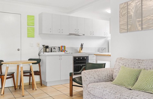 Wooloowin Apartamento | Spacious 1-Bed Unit with Outdoor Patio Dining