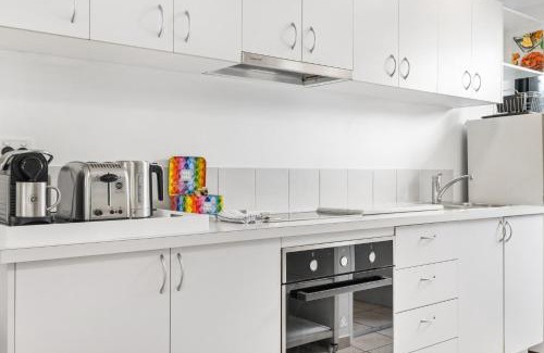 Wooloowin Apartamento | Spacious 1-Bed Unit with Outdoor Patio Dining