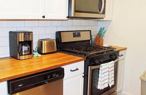 Larimer Apartamento | Spacious 1-bedroom apartment with private deck