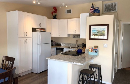 Corona del Mar Apartamento | Amplio, 1 dormitorio "Villa del Mar" a poca distancia de la playa y tiendas