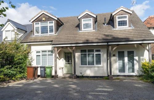 Barnt Green Casa | Spacious 15 Guest Home With 9 Beds in Shirley